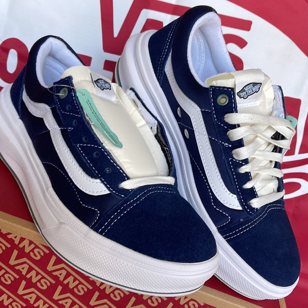 Vans Men’s Old Skool Over
Pop Color Dress Blues
VNOA7Q5ELKZ
platforms - sneakers - Picture 4 of 16